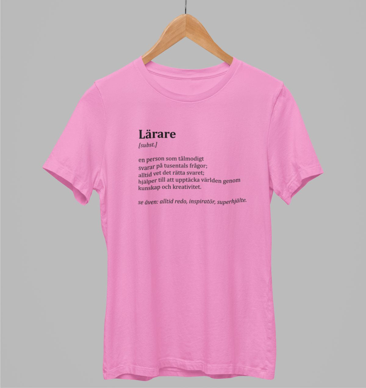 Rosa UNISEX T-shirt “Beskrivning av en lärare”