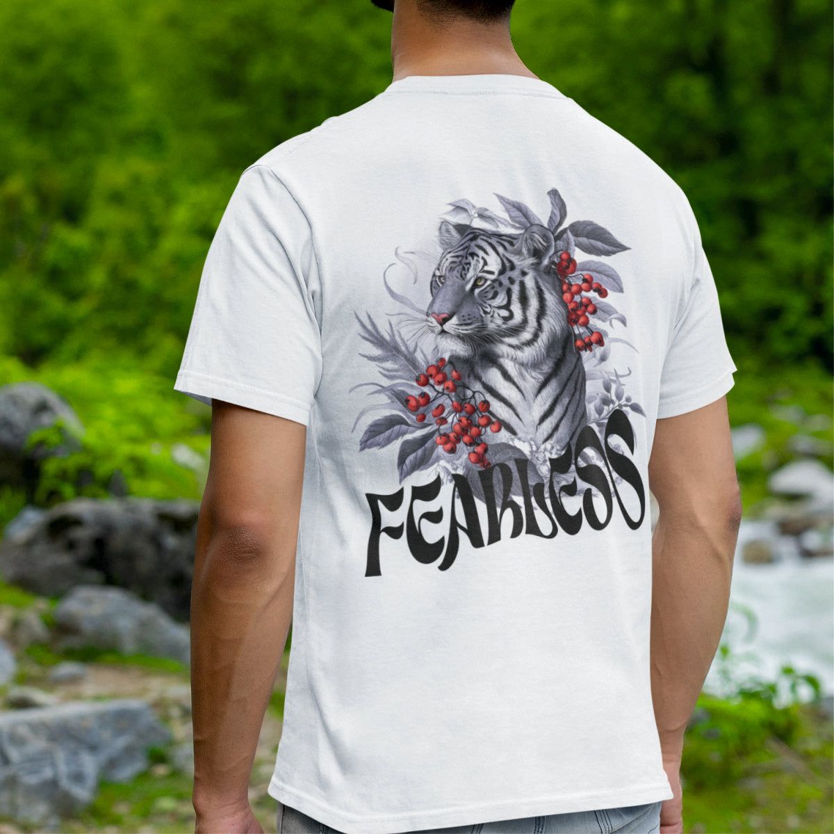 Vit UNISEX T-shirt med ryggtryck “Fearless”