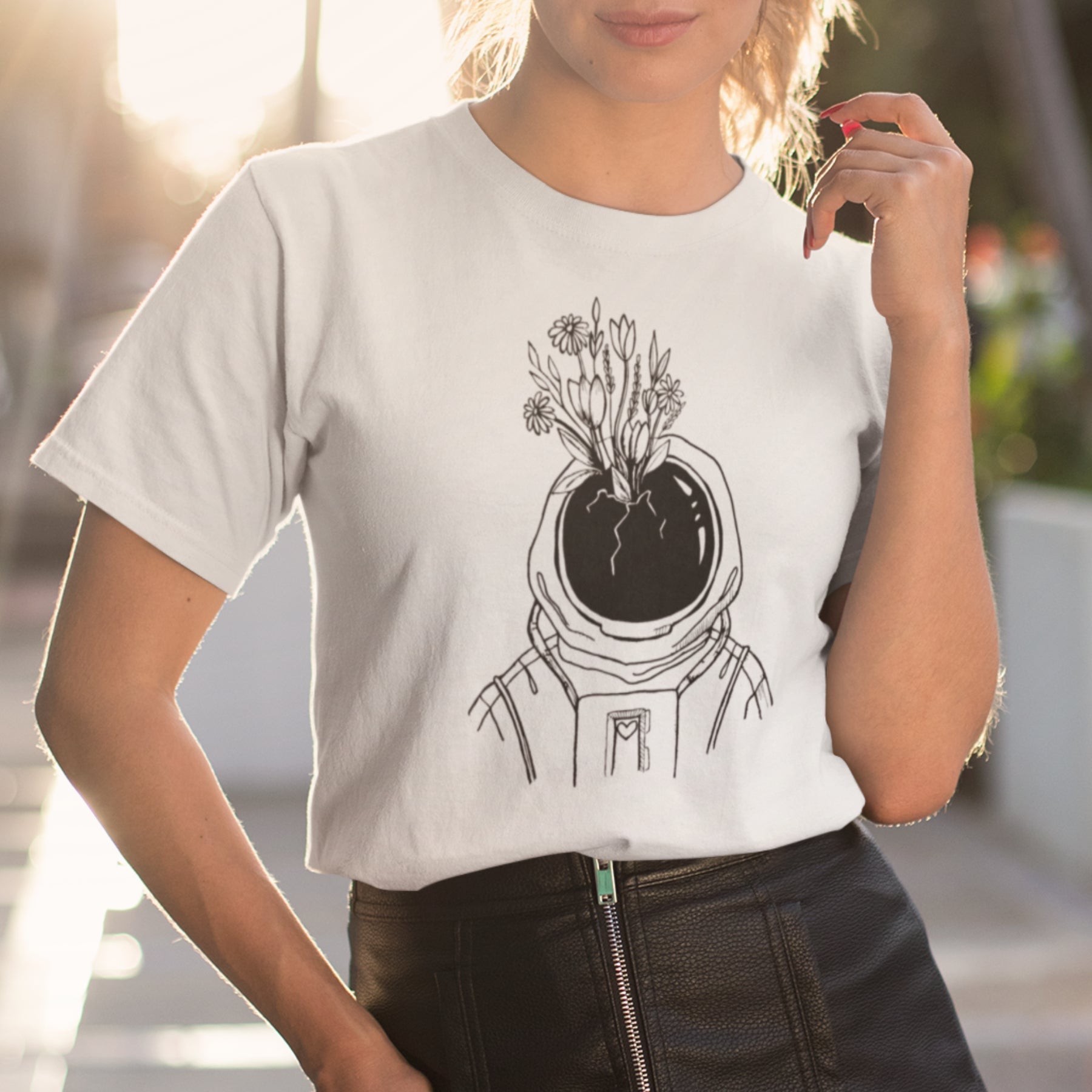 Weißes T-Shirt Spaceman mit Blumen
